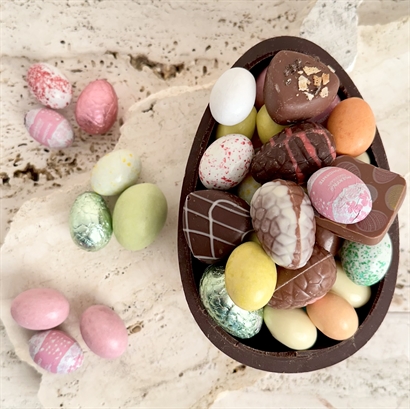 Chokolade Skal med Belgisk gourmet Chokolade & Luksus påskeblanding. Ca. 400 gram