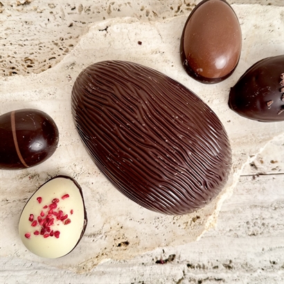 Chokoladeskal  med 4 store hjemmelavede Sv. Michelsen påskeæg ca. 173 gram