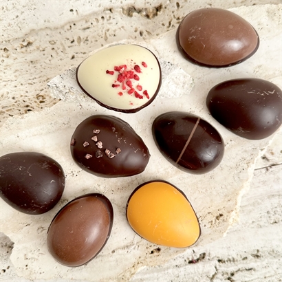 Chokoladeskal  med 8 store hjemmelavede Sv. Michelsen påskeæg ca. 314 gram