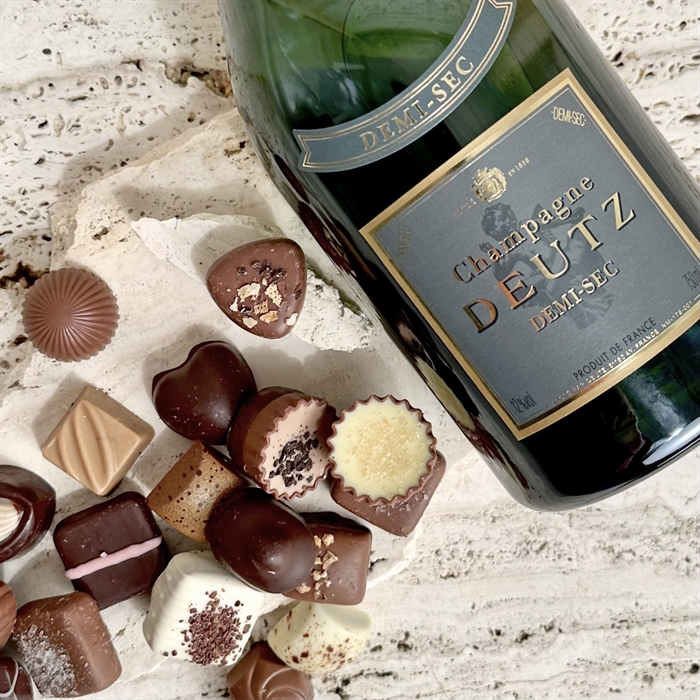 Deutz Demi sec Champagne med 18 luksus dessertchokolader i træskrin