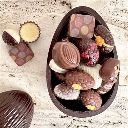 Chokoladeskal med 18 Belgiske Gourmet Dessertstykker og Påskeæg ca 315 gram