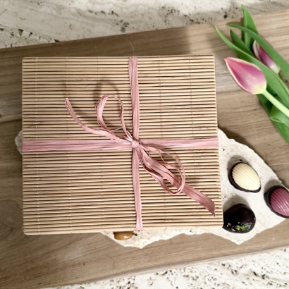 Bambusæske med 18 Danske Håndlavede Påskeæg