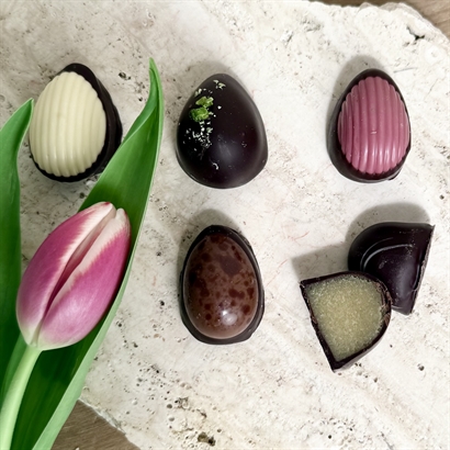 Bambusæske med 18 Danske Håndlavede Påskeæg