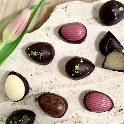 Bambusæske med 18 Danske Håndlavede Påskeæg