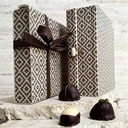 Mønstret bambusæske med 18 Belgiske gourmet dessertchokolader 240 gram