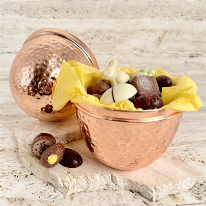 Kobber Påskeæg 18 cm med Belgiske Gourmet Dessertstykker og Håndlavede Danske Påskeæg 500g