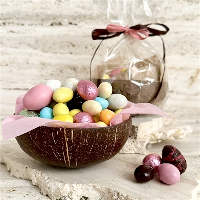 Håndslebet Kokosskal Skål med Luksus Påskeblanding 700 gram