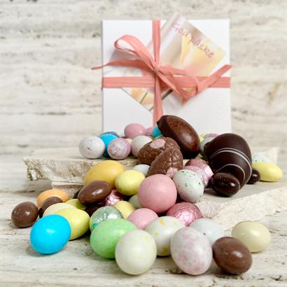 Hvid æske med 2 store danske påskeæg og luksus påskeblanding ca. 460 gram chokolade