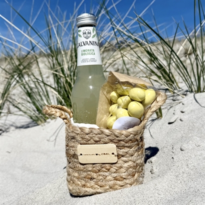 Sommergave. Jutekurv med alkoholfri lemonade og chokolademandler