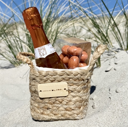 Sommergave. Jutekurv med Rosé bobler og chokolademandler