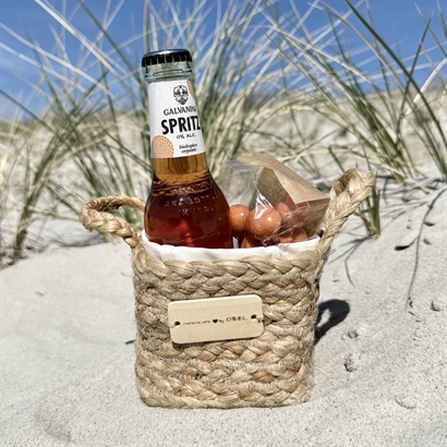 Sommergave. Jutekurv med alkoholfri Spritz og chokolademandler