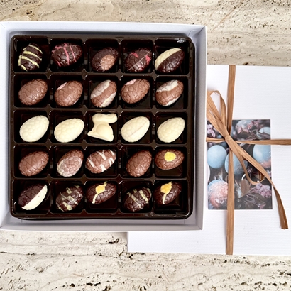 Hvid æske med 25 Belgiske Gourmet dessertpåskeæg 320 gram