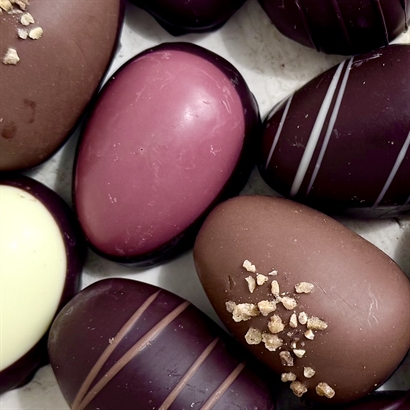 Meningsfuld påskegave i jutekurv – Påskeæg, Bagsværd lakrids, Påskeæg, trøfler & frøbombe