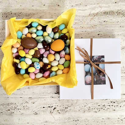 Hvid æske med 2 store danske påskeæg og luksus påskeblanding ca. 760 gram chokolade