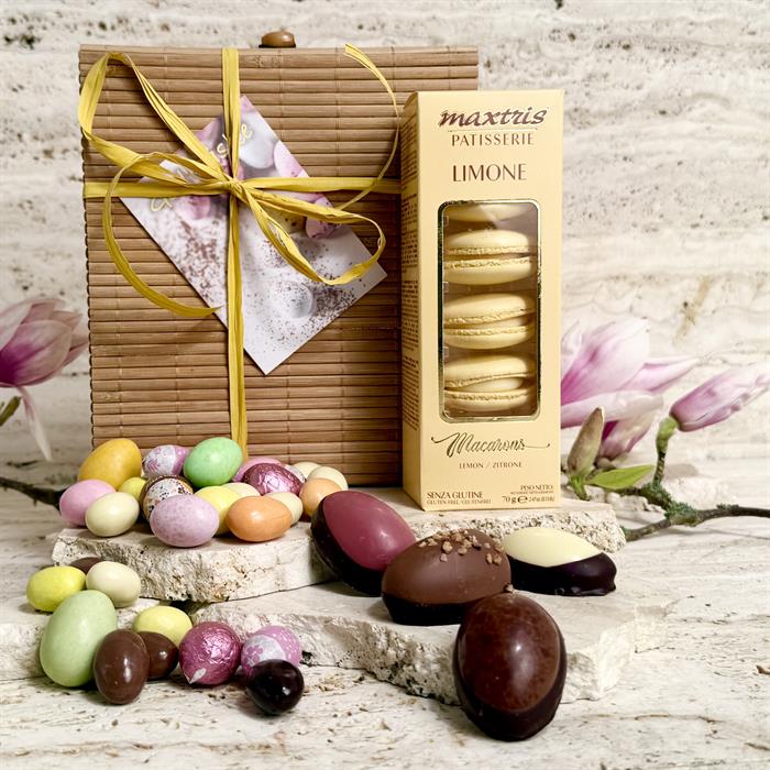 Bambusæske med store danske håndlavede påskeæg, luksus påskeblanding og Macarons