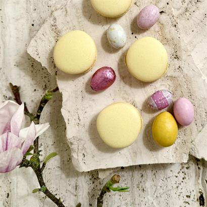 Bambusæske med store danske håndlavede påskeæg, luksus påskeblanding og Macarons