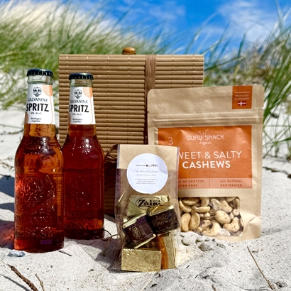 Bambusæske med Alkoholfri Spritz, Italiensk Luksus Chokolade og Salte Cashew Nødder