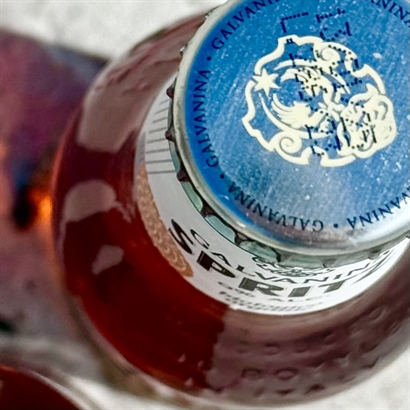 Bambusæske med Alkoholfri Spritz, Italiensk Luksus Chokolade og Salte Cashew Nødder