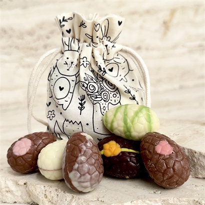 Økologisk bomuldspose med påskeprint og 9 Belgiske Gourmet Påskeæg 120 gram