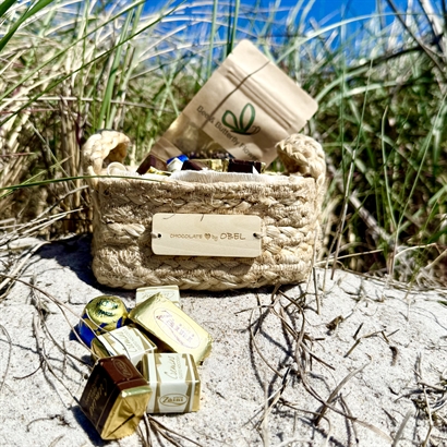 Jute Kurv med Blomstereng og Italiensk Chokolade Passion 500 gram