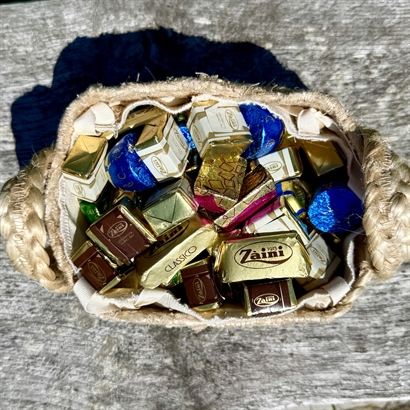 Jute Kurv med Blomstereng og Italiensk Chokolade Passion 500 gram