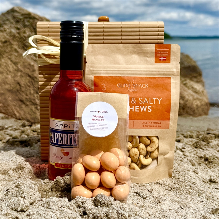 Spritz sommergave i bambusæske med Lækre Snacks og chokolademandler