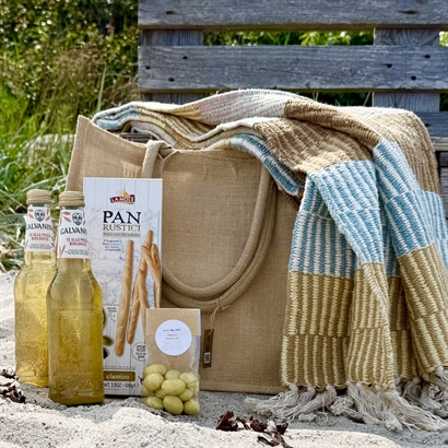 Alkoholfri sommergave - Ice Tea, Snacks og reycled Bloomingville plaid i Jute strandnet