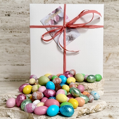 Flad hvid æske i Læderlook med Luksus Påskeblanding 600 gram