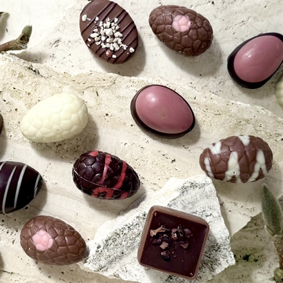Sølvæg 13 cm med Belgiske Gourmet Dessertstykker og Håndlavede Danske Påskeæg