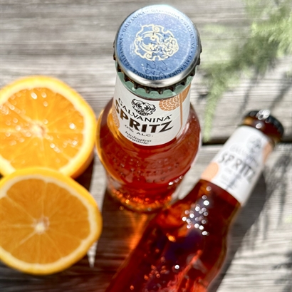 Bambusæske med Alkoholfri Spritz, Italiensk Luksus Chokolade og Salte Cashew Nødder