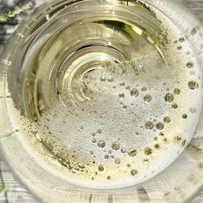 Alkoholfri Firmagave med fransk cider, brændte mandler, snacks og chokolade