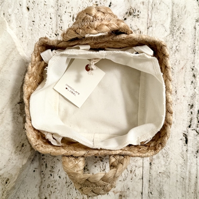 Meningsfuld gave i jutekurv – bæredygtig gave med lakrids, chokolade & frøbombe