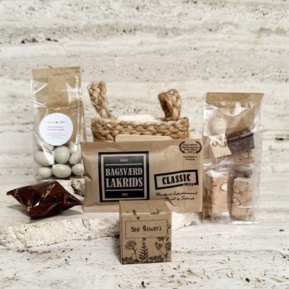 Meningsfuld gave i jutekurv – bæredygtig gave med lakrids, chokolade & frøbombe