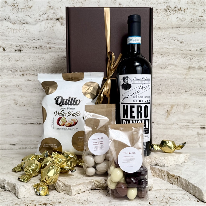Gavekurv med italiensk vin, snacks og chokolade