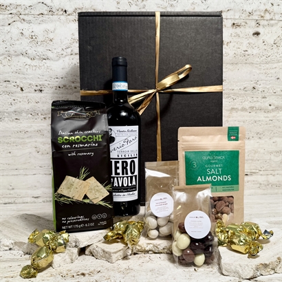 Gavekurv med italienske delikatesser, vin og chokolade