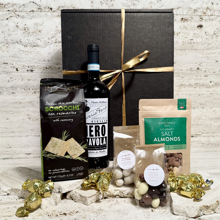 Gavekurv med italienske delikatesser, vin og chokolade