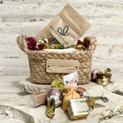 Meningsfuld gave - Jutekurv med blomstereng og Luksus Chokoladeblanding 400 gram