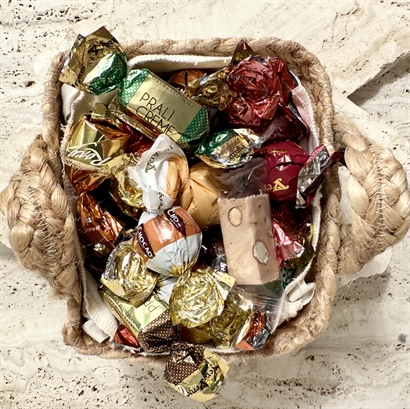 Meningsfuld gave - Jutekurv med blomstereng og Luksus Chokoladeblanding 400 gram