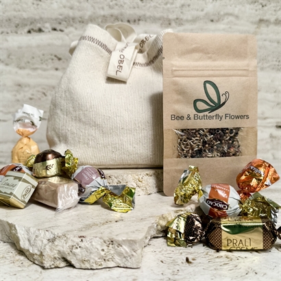 Meningsfuld gave - Rustik bomuldspose med blomstereng og Luksus Chokoladeblanding 600 gram
