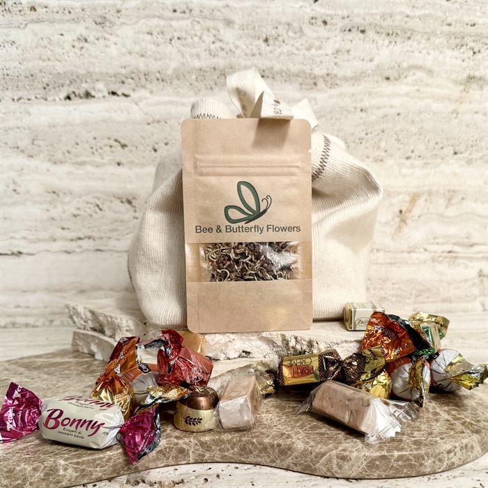 Meningsfuld gave - Rustik bomuldspose med blomstereng og Luksus Chokoladeblanding 900 gram