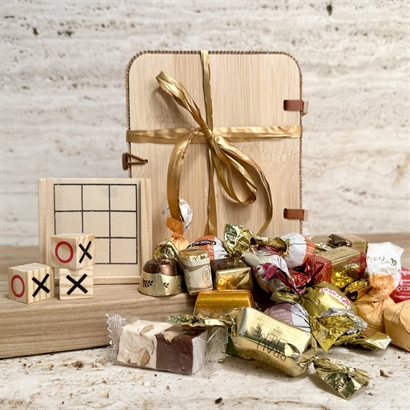 Hygge firmagave med 700 g luksus chokoladeblanding og kryds og bolle