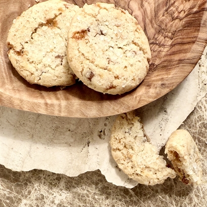 Øl firmajulegave med øl, lakrids og chokolade i rustikt bambusskrin