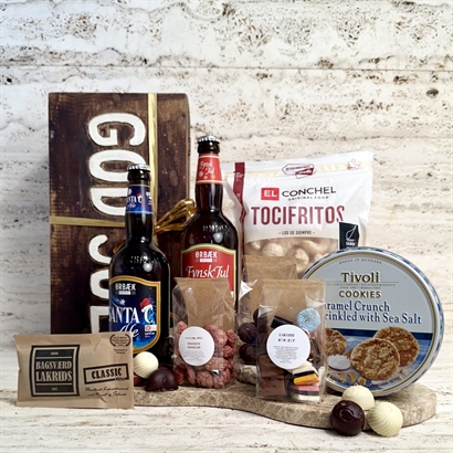 Øl firmajulegave med øl, lakrids og chokolade i håndlavet træskrin