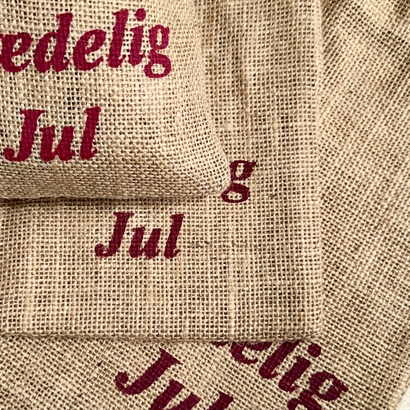 Firmagave med godter, spil og hygge i Glædelig Jul sæk