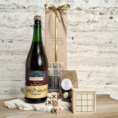 Alkoholfri firmajulegave med spil, cider, lakrids og chokolademandler