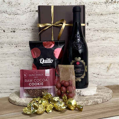 Firmagaveæske med italiensk rødvin, snacks og chokolade