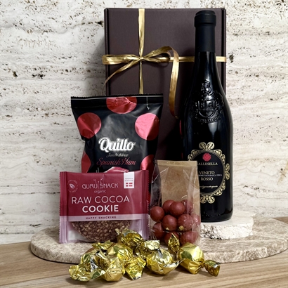Firmagaveæske med italiensk rødvin, snacks og chokolade