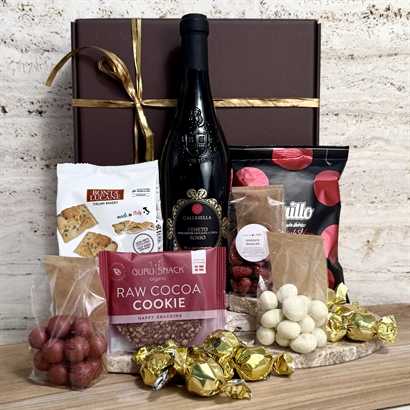 Firmagave med italiensk rødvin, brændte mandler, snacks og chokolade