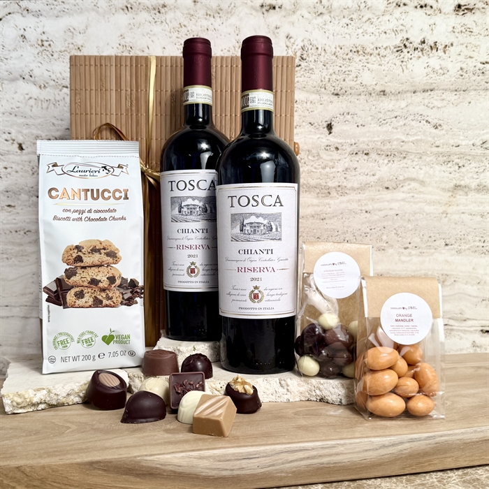 Rødvin og chokoladegave med 2 flasker kraftig moden rødvin, lækker Chokolade og snacks.