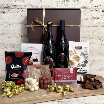 Firmagave med 2 flasker italiensk rødvin, brændte mandler, snacks og chokolade